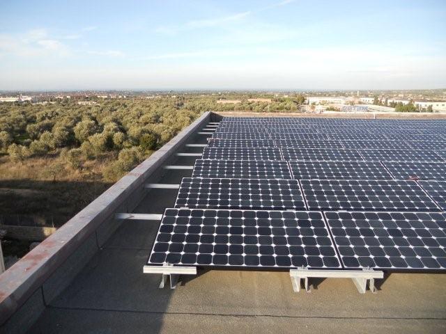 impianto fotovoltaico SunPower su tetto piano con sistema di fissaggio installato da Tetto Solare