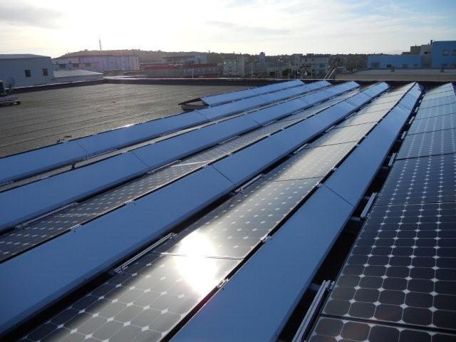 impianto fotovoltaico su tetto piano con sistema di fissaggio installato da Tetto Solare